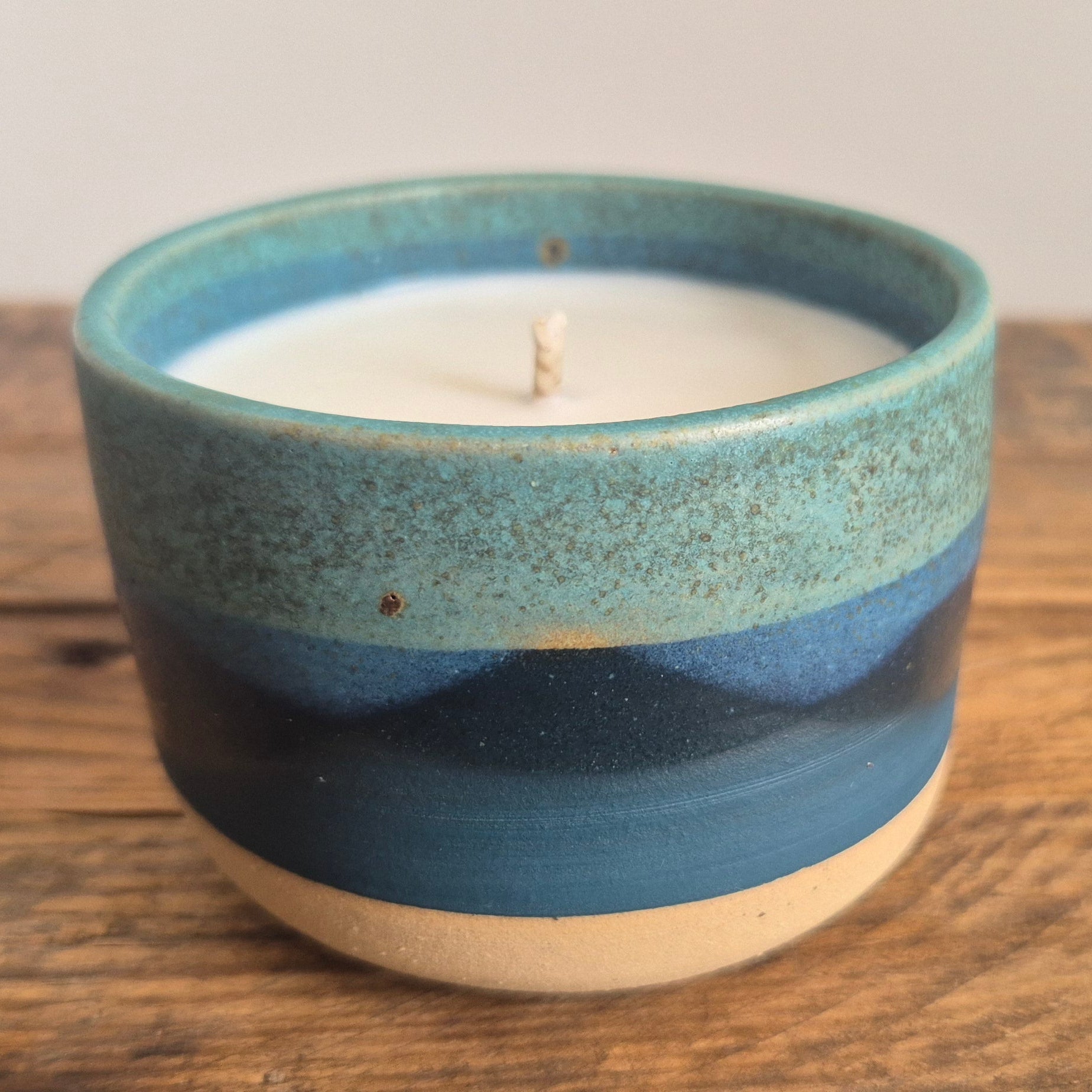 Bougie artisanale Thalassa – Collection Les Océaniques (céramique & cire végétale)