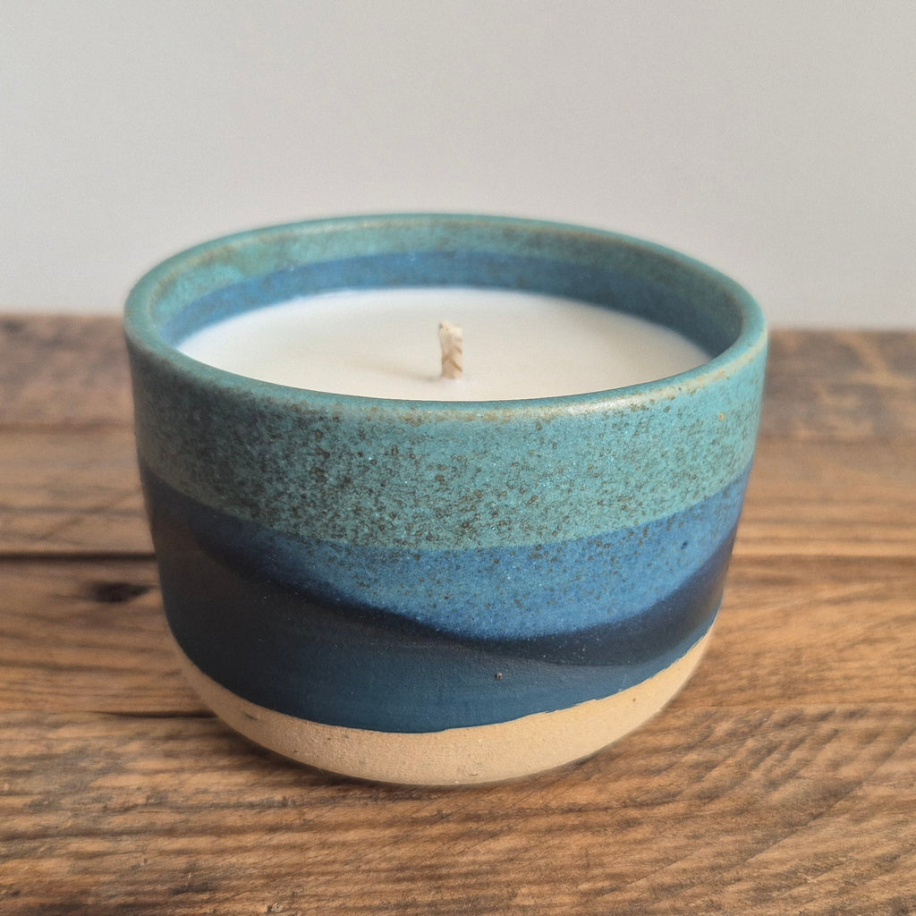 Bougie artisanale Thalassa – Collection Les Océaniques (céramique & cire végétale)