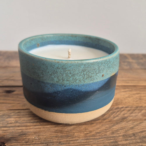 Bougie artisanale Thalassa – Collection Les Océaniques (céramique artisanale & cire végétale)