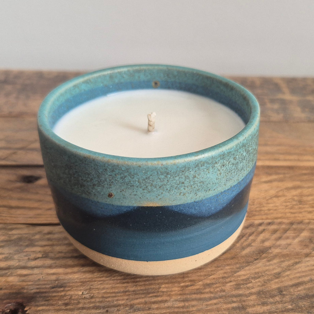 Bougie artisanale Thalassa – Collection Les Océaniques (céramique & cire végétale)