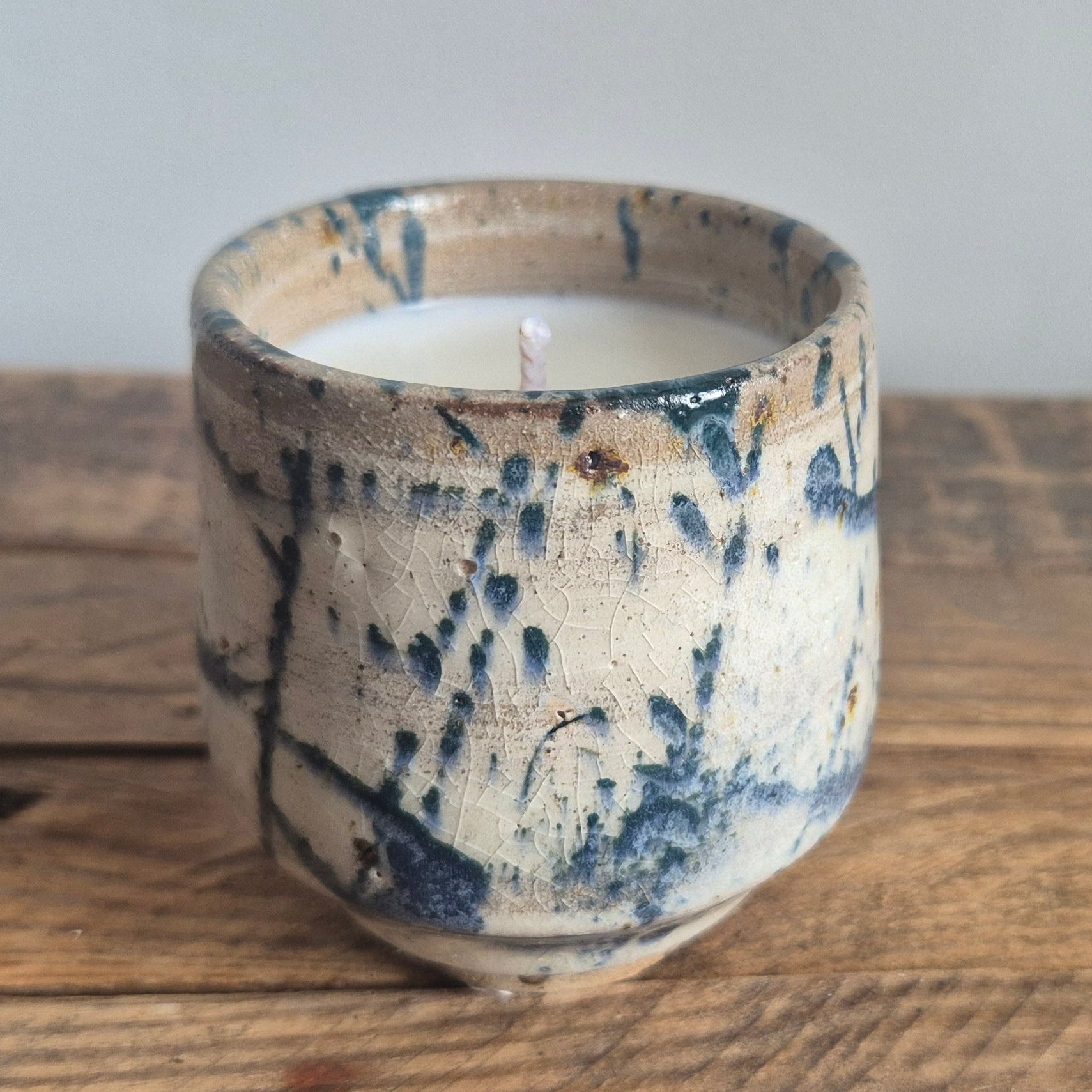 Bougie artisanale L’Éveil au sommet – Céramique & cire végétale