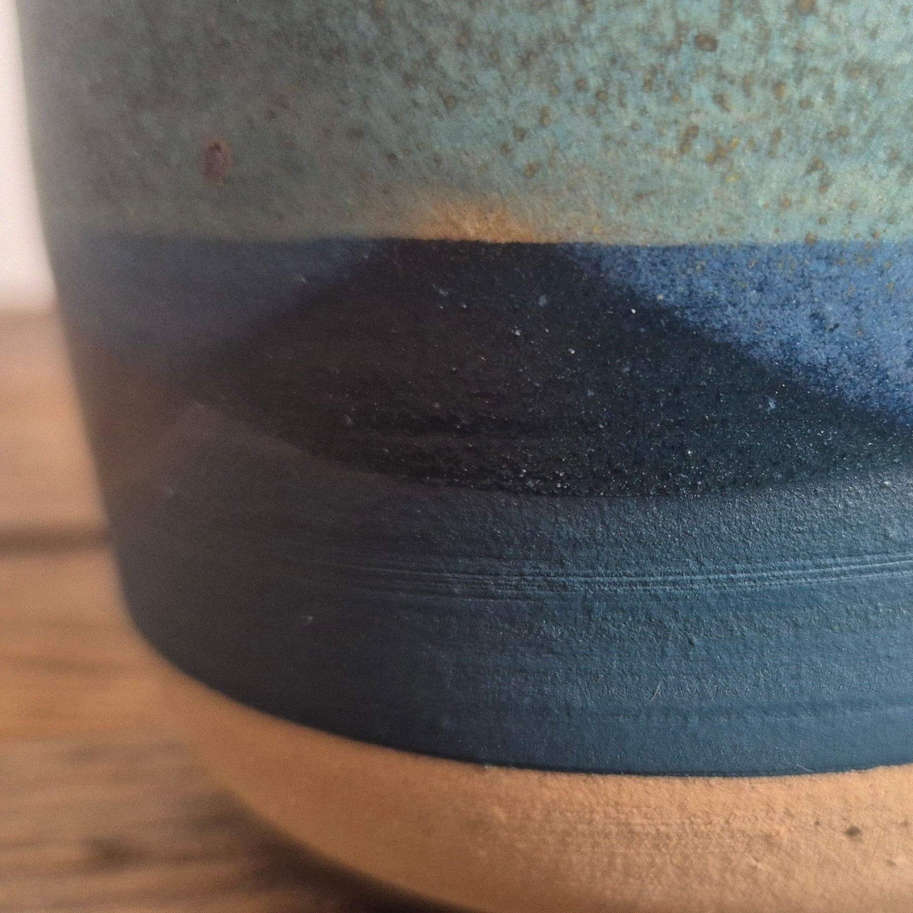 Bougie artisanale Thalassa – Collection Les Océaniques (céramique & cire végétale)