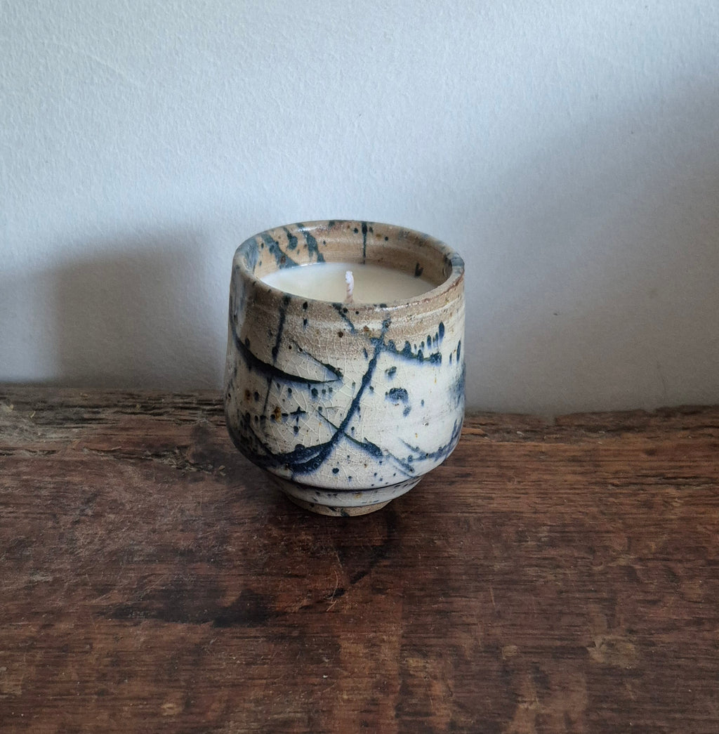 Bougie artisanale L’Éveil au sommet – Collection Les Aériennes (céramique artisanale & cire végétale)
