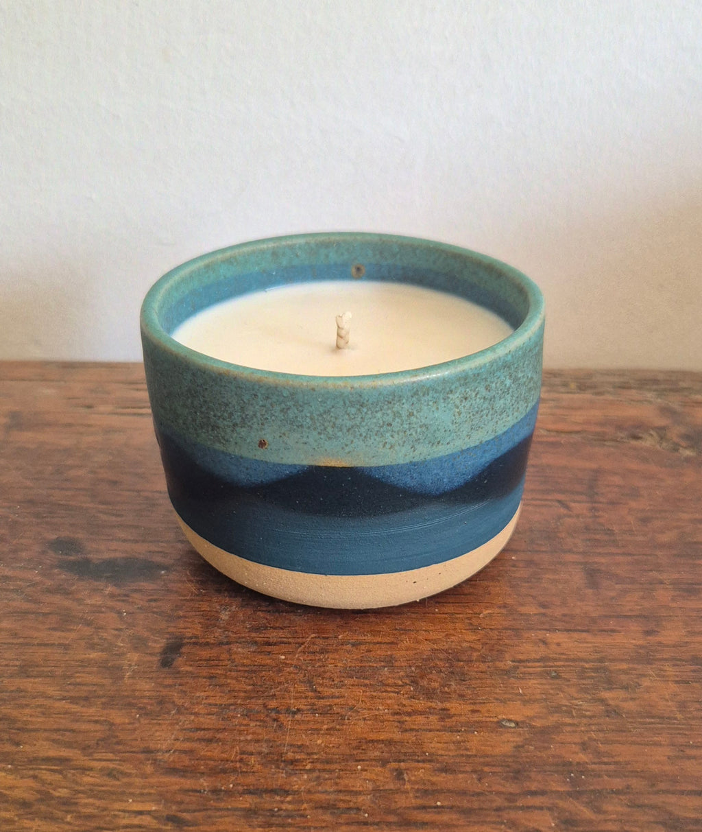 Bougie artisanale Thalassa – Collection Les Océaniques (céramique artisanale & cire végétale)