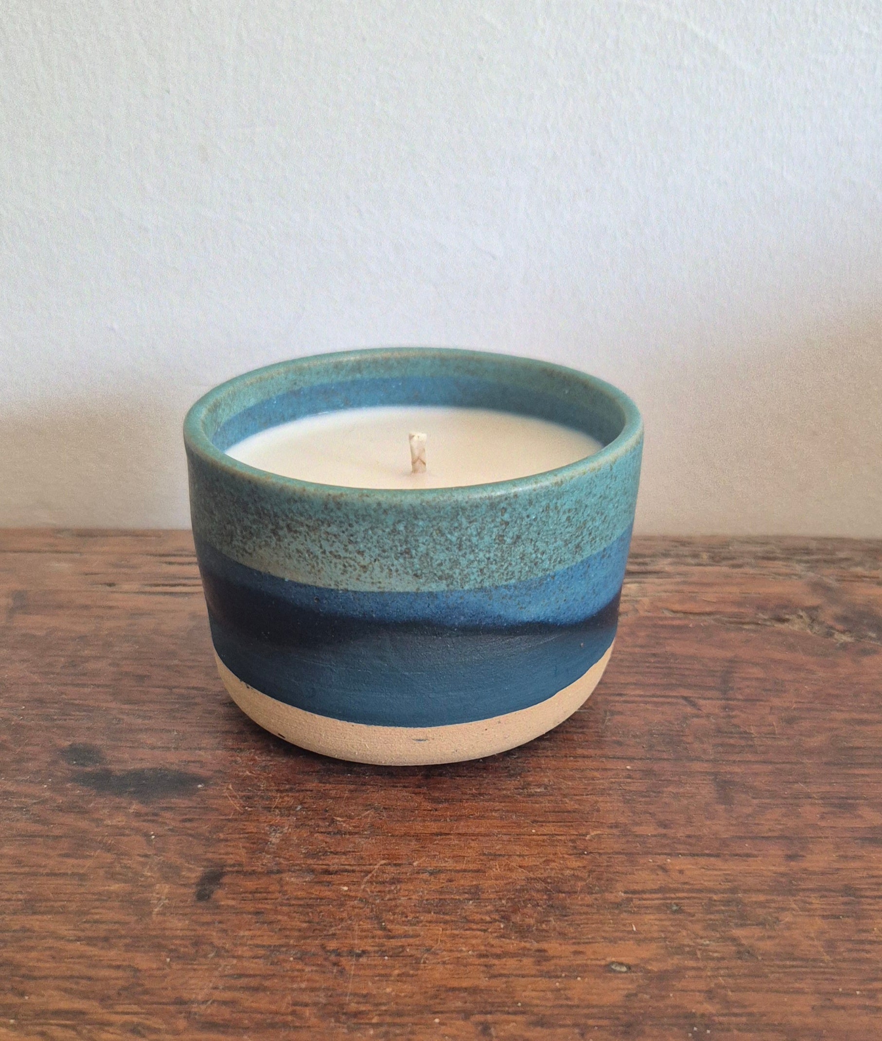 Bougie artisanale Thalassa – Collection Les Océaniques (céramique artisanale & cire végétale)