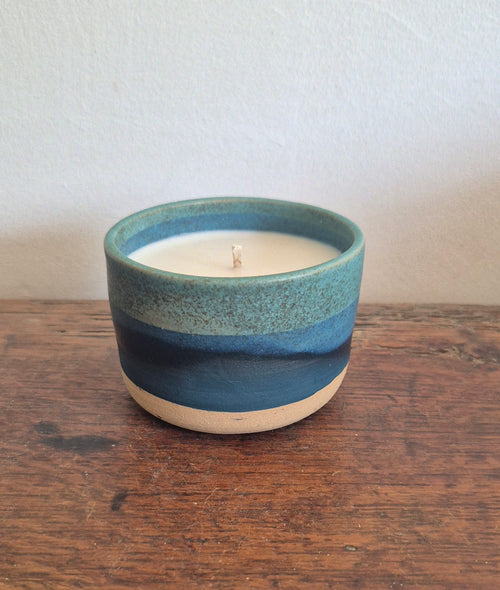 Bougie artisanale Thalassa – Collection Les Océaniques (céramique artisanale & cire végétale)