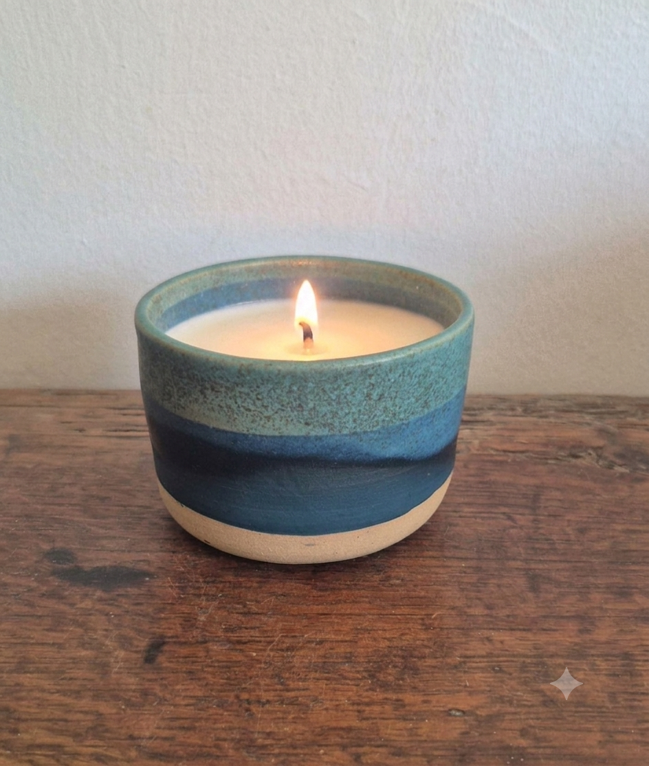 Bougie artisanale Thalassa – Collection Les Océaniques (céramique artisanale & cire végétale)