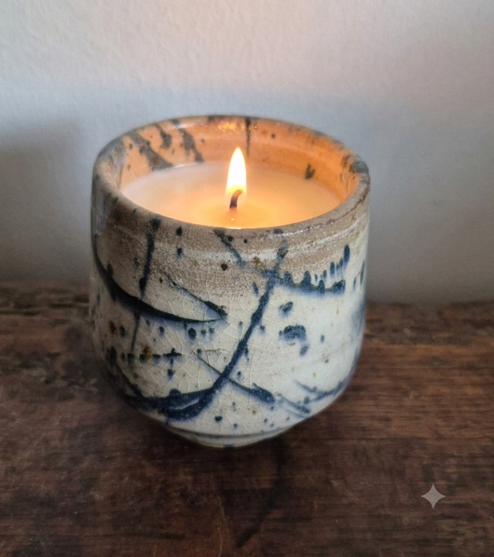 Bougie artisanale L’Éveil au sommet – Collection Les Aériennes (céramique artisanale & cire végétale)