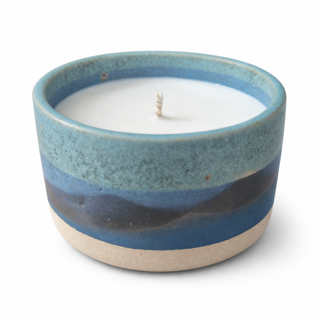 Bougie artisanale Thalassa – Collection Les Océaniques (céramique & cire végétale)